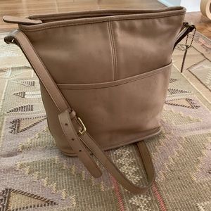 ⭐️ SOLD Vintage COACH Bucket #4075 in Putty